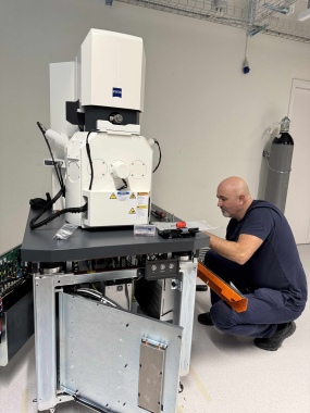 251127 ZeissEVO Installation4